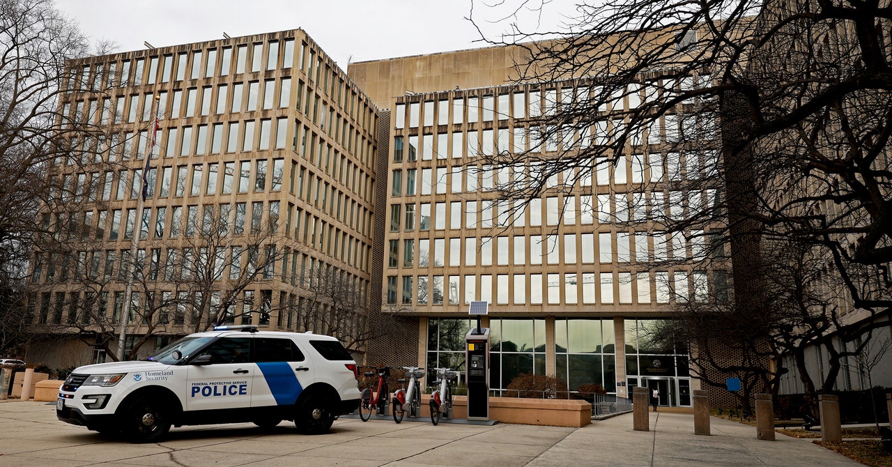 Los trabajadores federales demandan para desconectar el servidor Doge