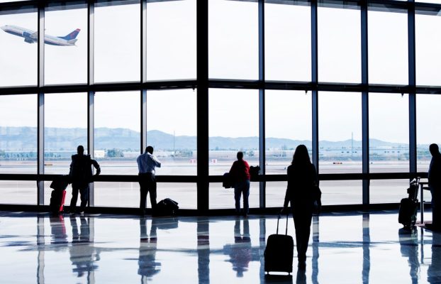 Por qué la gente actúa tan extrañamente en los aeropuertos