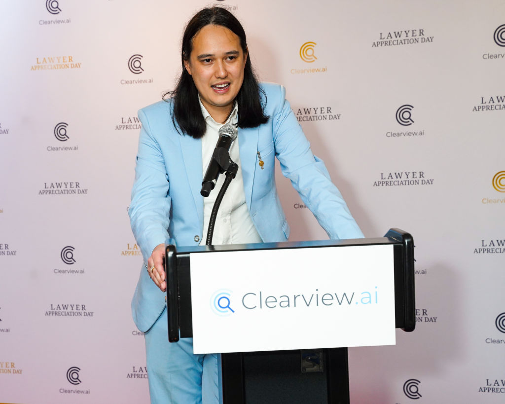 El CEO de ClearView AI, una controvertida startup de reconocimiento facial, ha renunciado