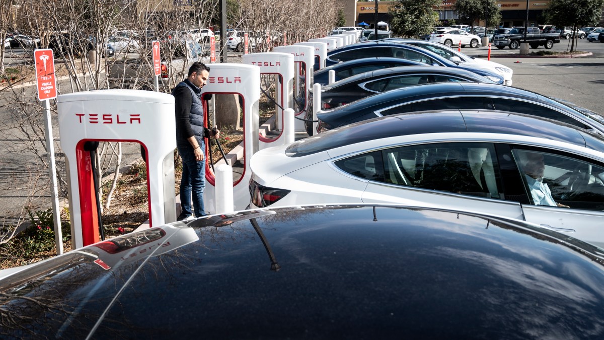 Tesla para probar colas virtuales en ubicaciones de sobrealimentación