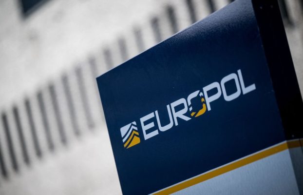 Europol arresta a 25 usuarios de la red en línea acusada de compartir AI CSAM