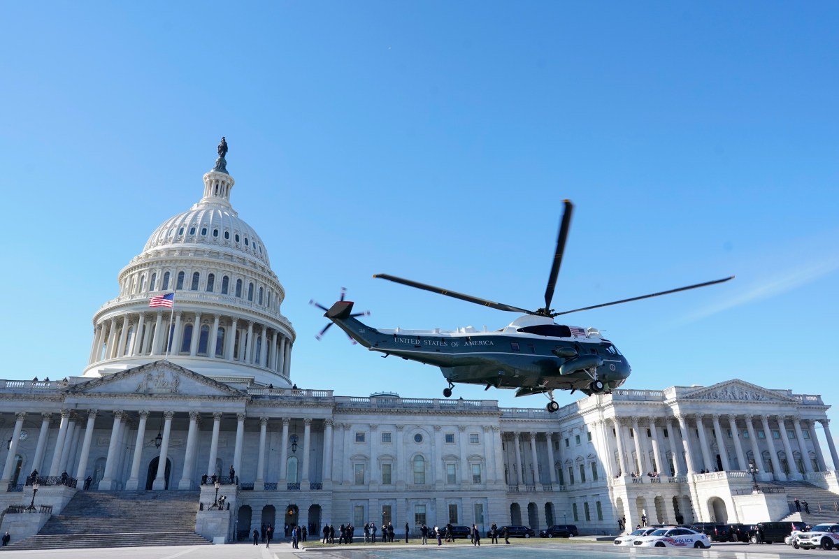 Trump despide cientos de personal de apoyo de tráfico aéreo mientras SpaceX visita el Centro de comando de la FAA