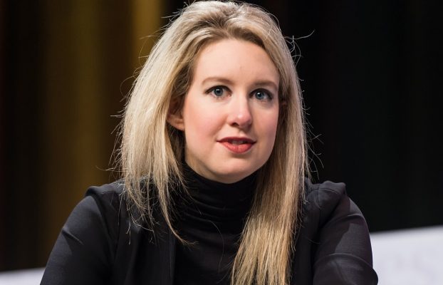 Elizabeth Holmes dice de la prisión que está «comprometida» a «poner a disposición de todos las soluciones de atención médica»