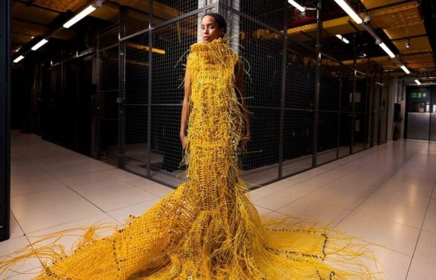 ‘Algo robot, algo humano’: el diseñador usó un cable de fibra óptica de 12,000 pies para tejer un llamativo vestido de 50 libras que pondrá la cabeza, y no, no puedes comprarlo