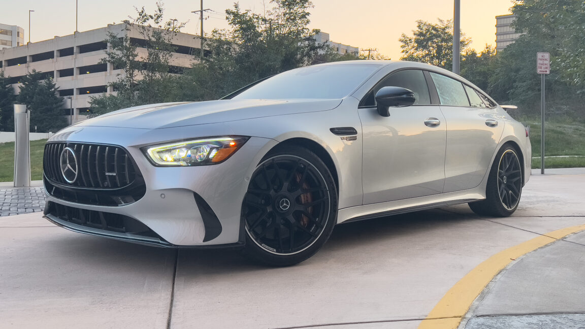 El rendimiento Mercedes-AMG GT 63 SE es un gran nombre, un automóvil bastante