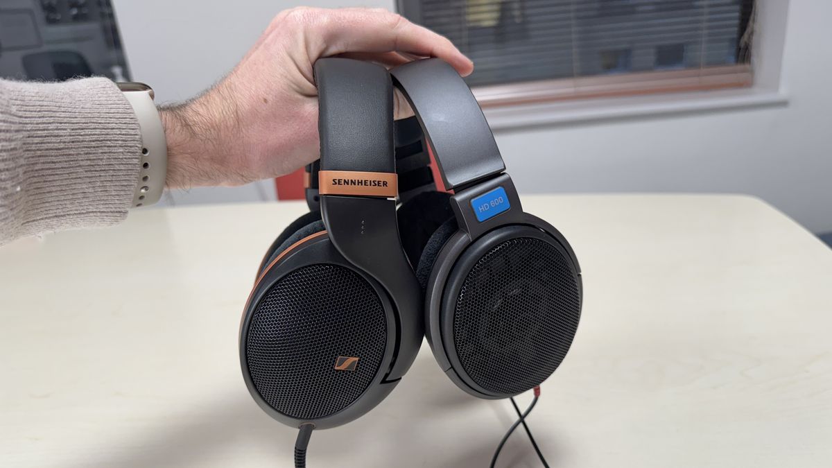 Los auriculares de nivel de entrada HD 505 de Sennheiser están aquí, y los comparé con el HD 600