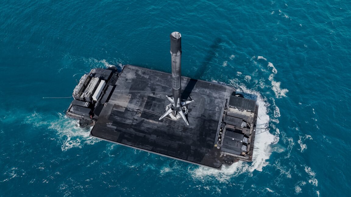 Informe de cohetes: SpaceX aterriza en las Bahamas; ULA Tests Modified Booster