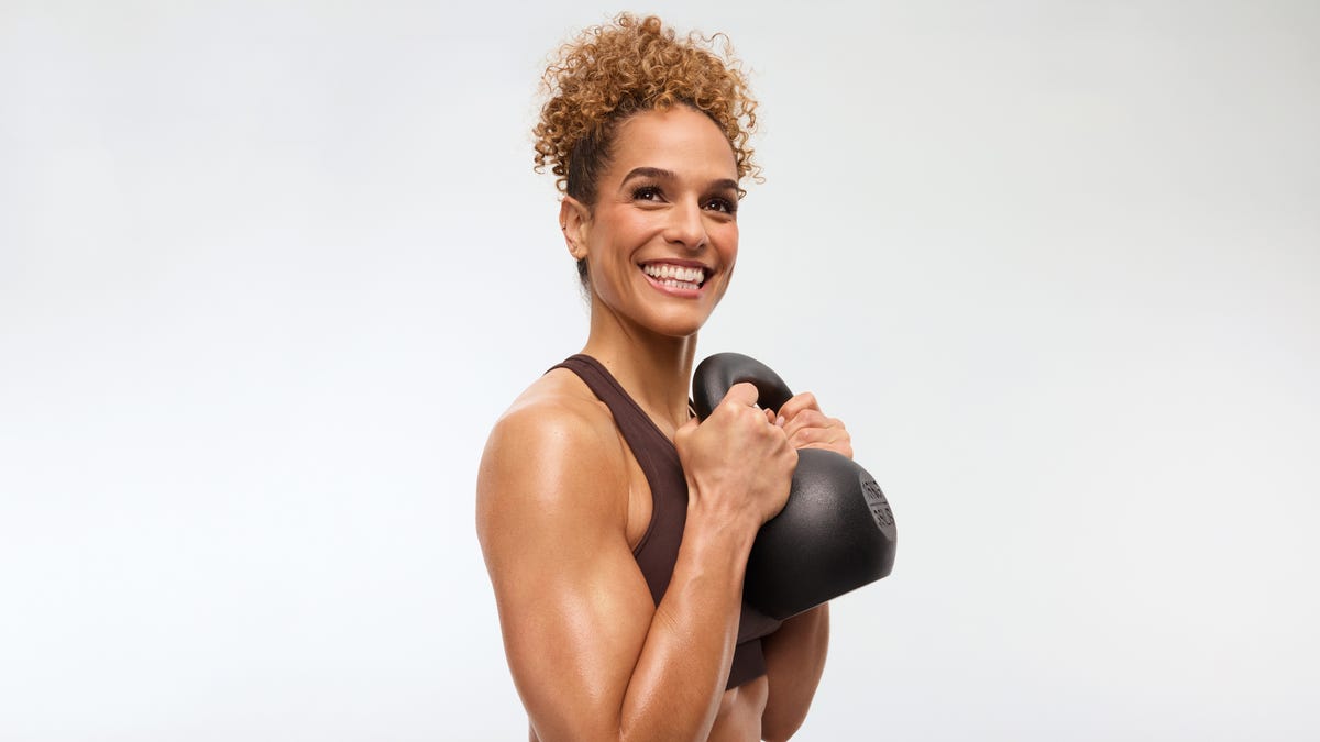 El entrenamiento de Kettlebell se está balanceando en la aplicación de fuerza de Peloton más la aplicación y las clases