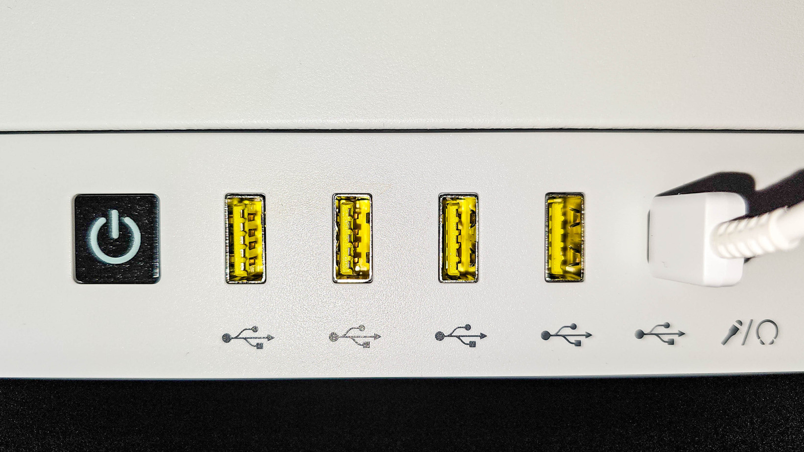 ¿Por qué son amarillos algunos puertos USB? Esto es lo que significa