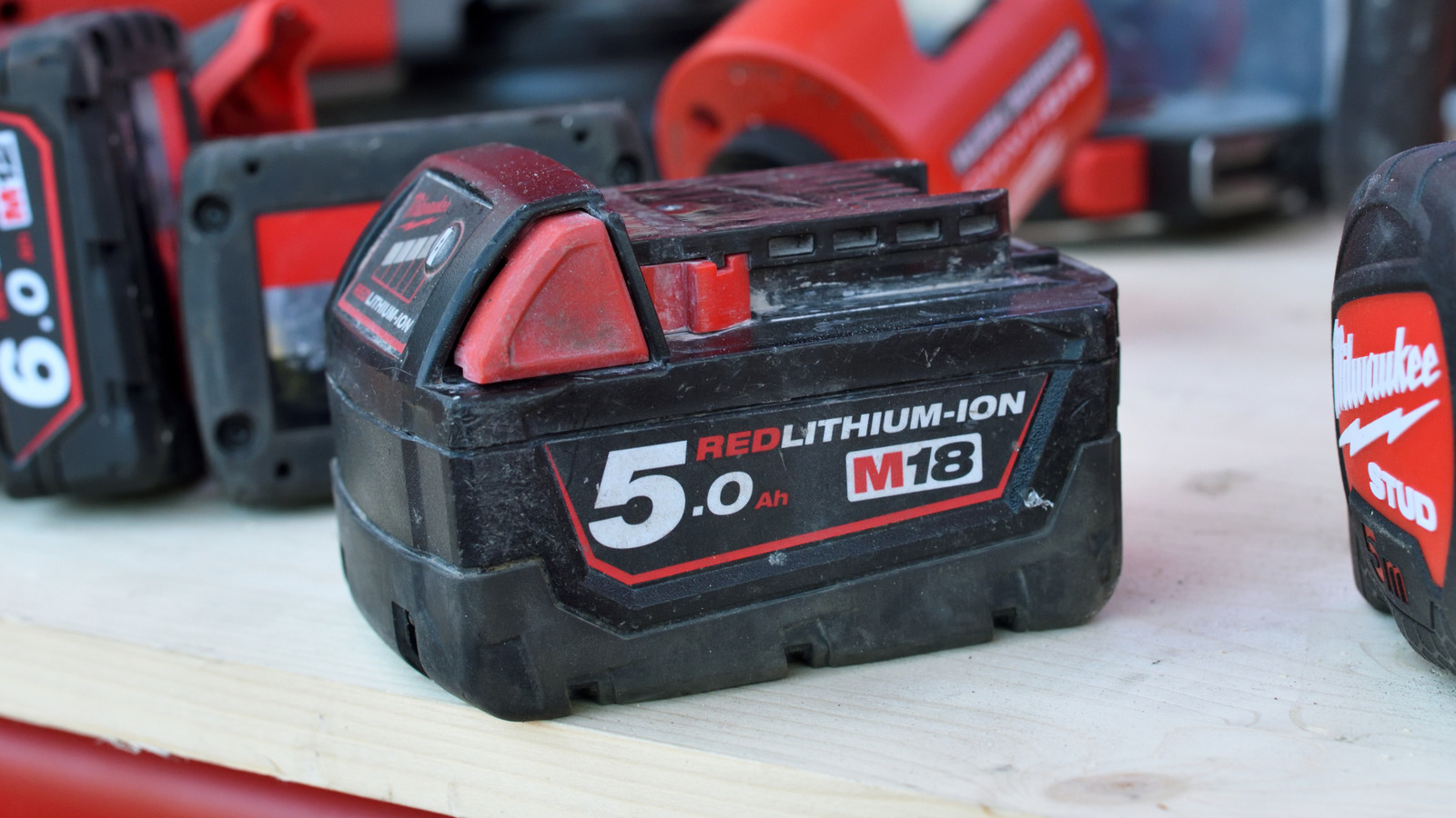 ¿Puedes cargar una batería de Milwaukee sin el cargador oficial?