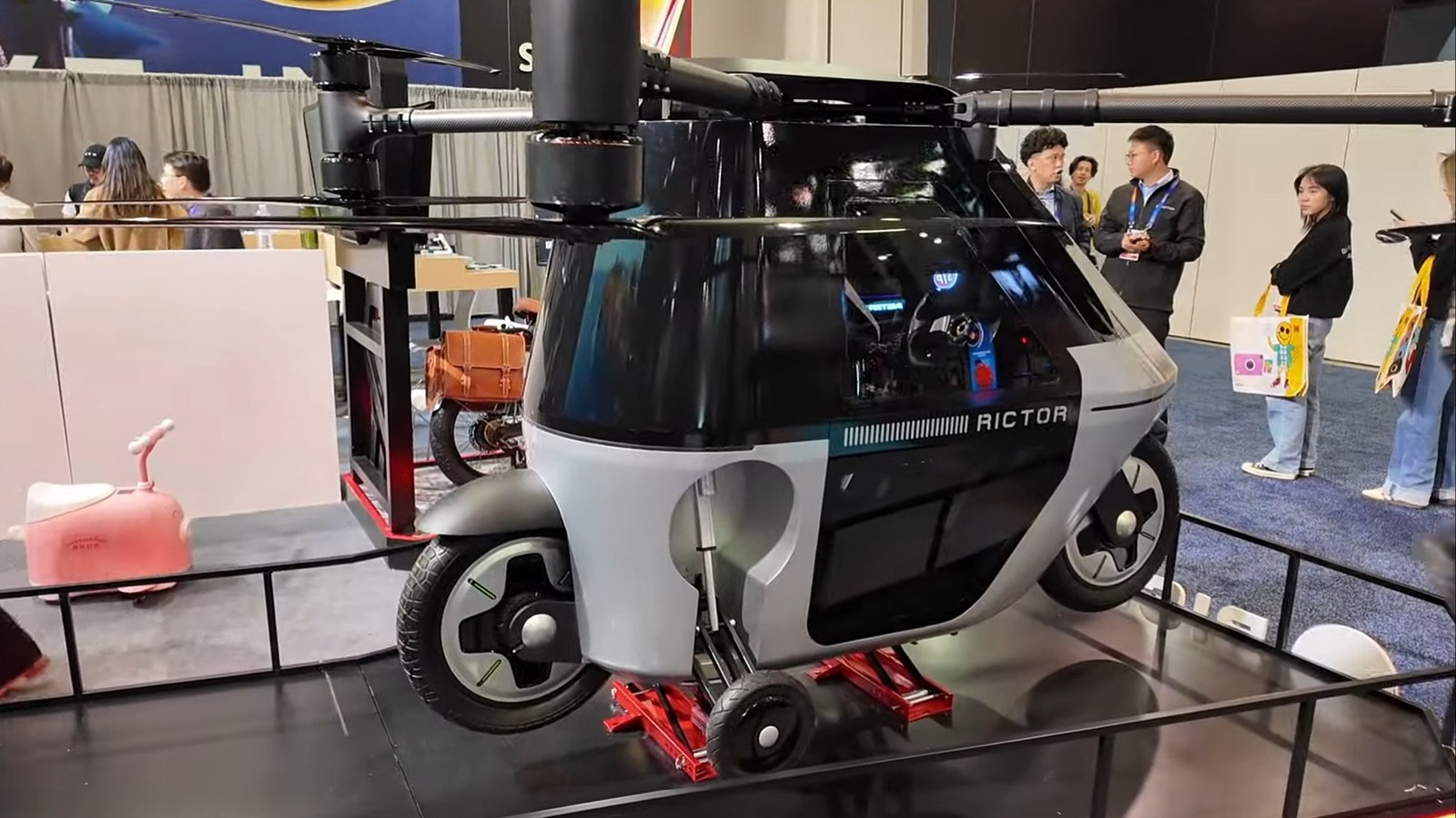 Una motocicleta voladora para tierra, agua y cielo