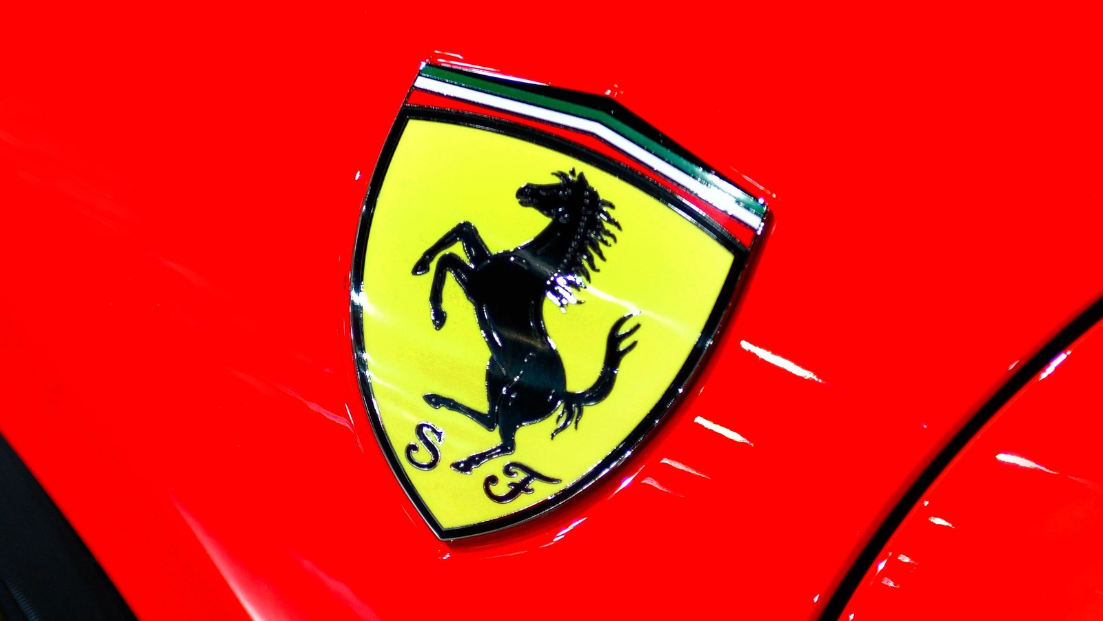 ¿Quién posee Ferrari y dónde se construyen los autos?
