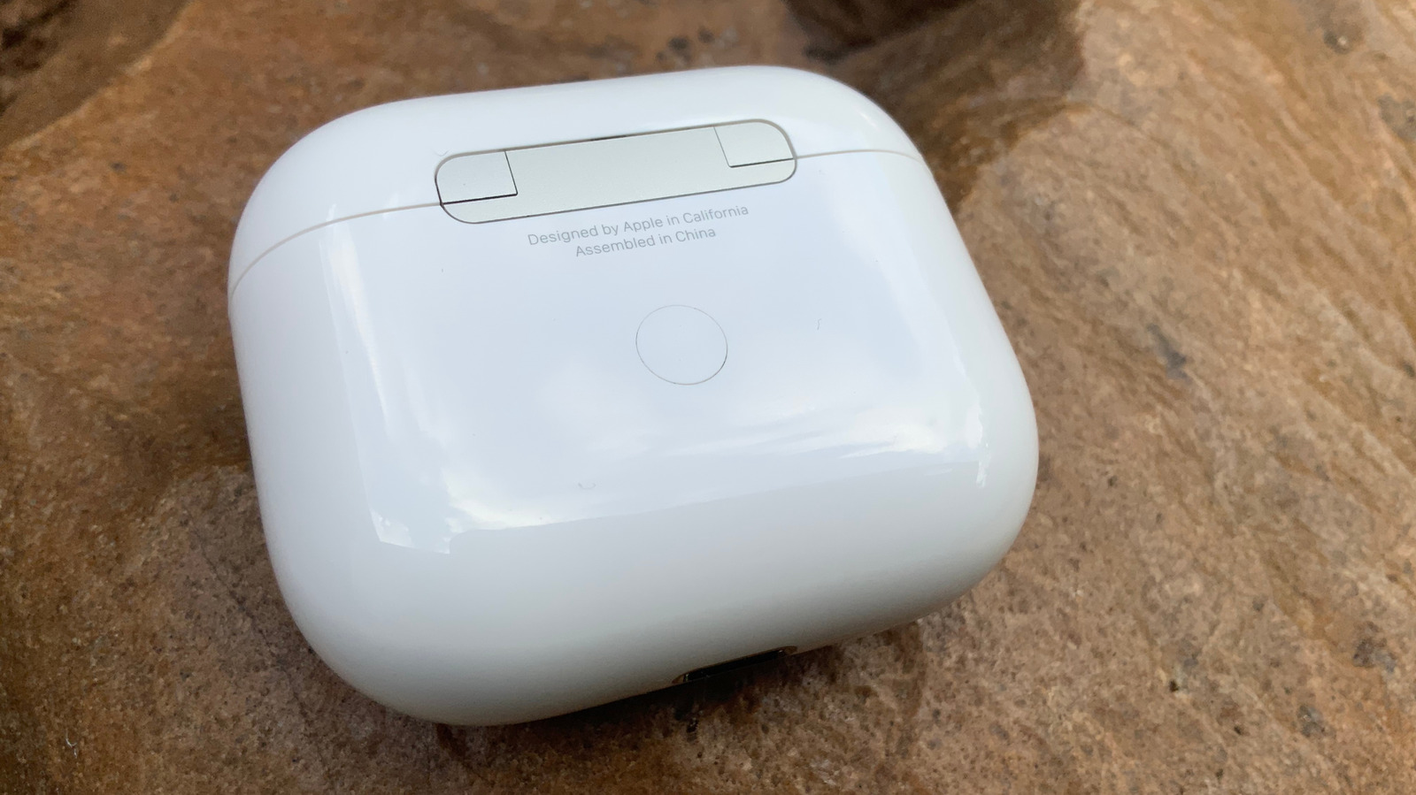 Esto es para qué es ese botón en la parte posterior de su caso AirPods