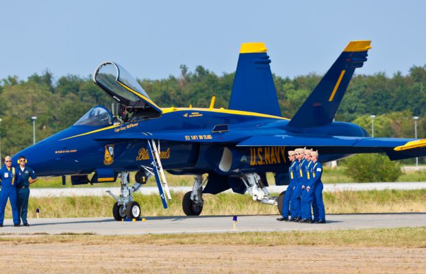 ¿Por qué un jet siempre vuela detrás de los Blue Angels?