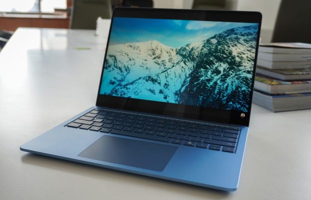 Esta versátil computadora portátil de Microsoft es perfecta para trabajar y viajar, y sigue siendo $ 500 de descuento.