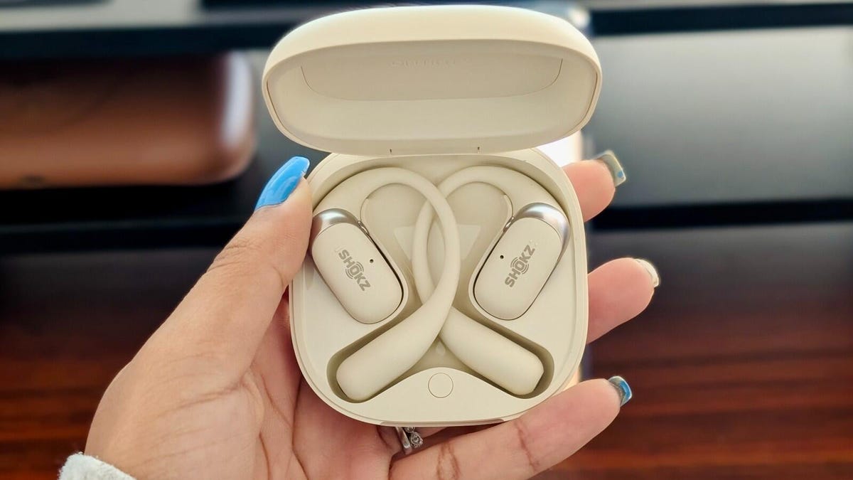 Por qué recomiendo estos auriculares Shokz sobre AirPods Pro para escuchar al aire libre