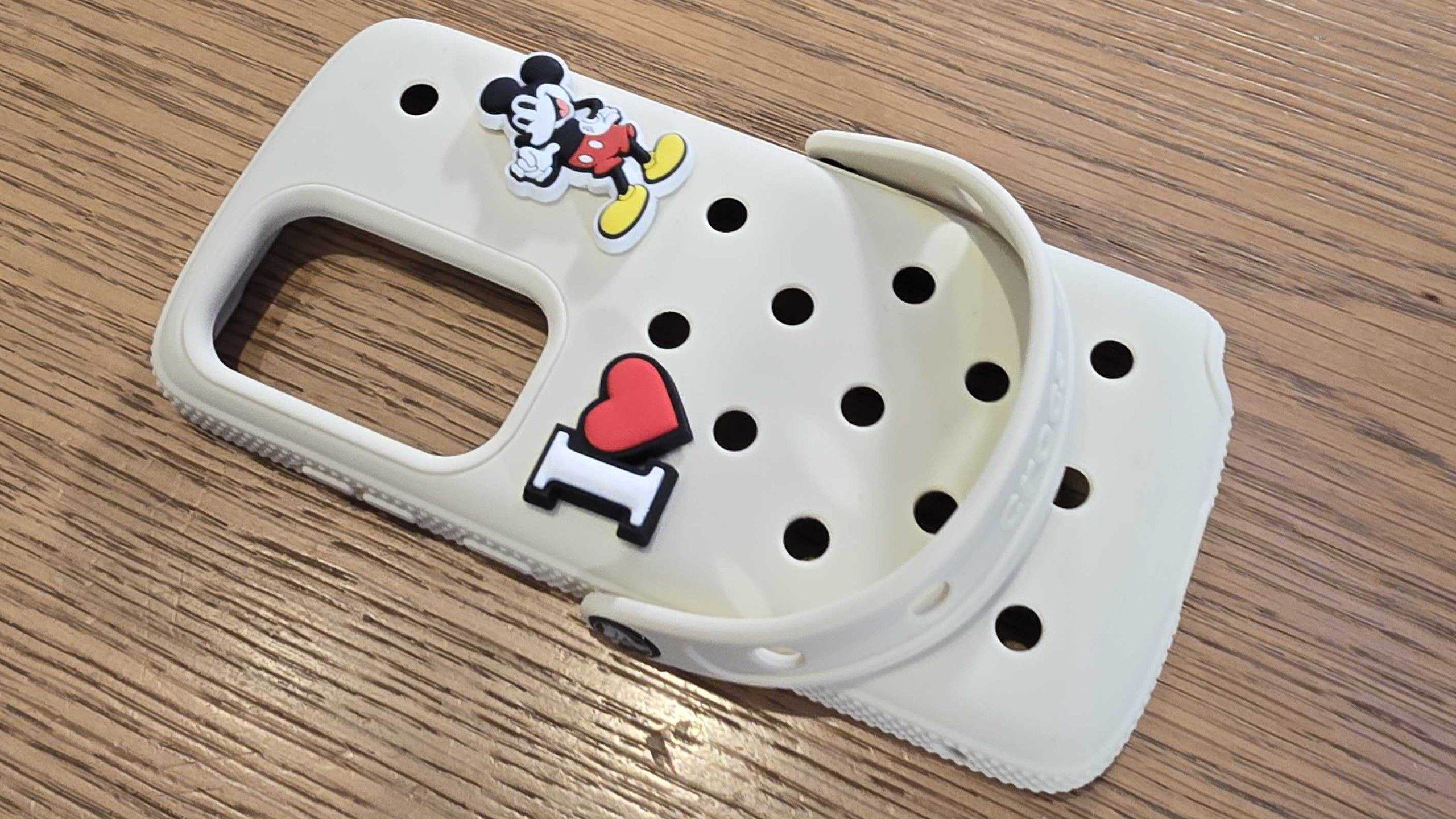 El estuche Galaxy S25 Crocs de Samsung está listo para encantos personalizados