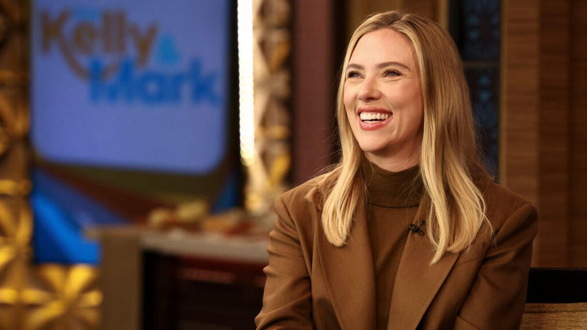 Scarlett Johansson insta a las barandillas de AI después de que se muestre en un video anti-ye falso