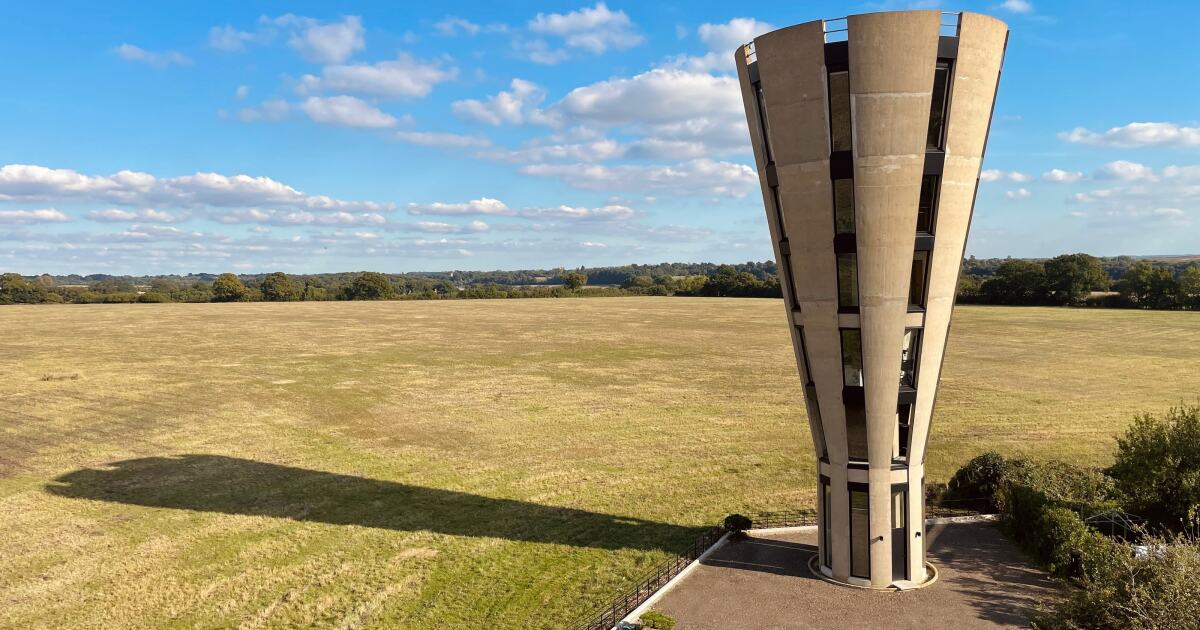 Torre de agua de la década de 1960 transformada en una increíble casa brutalista