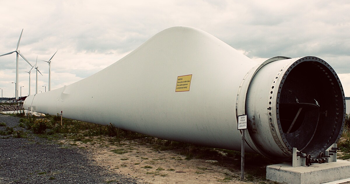 Las cuchillas de turbina eólica desmantelada se recicla en asfalto para nuevas carreteras