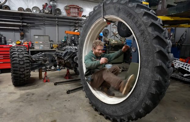 Grind Hard está construyendo un triciclo con rueda de tractores de viaje de 80 pulgadas