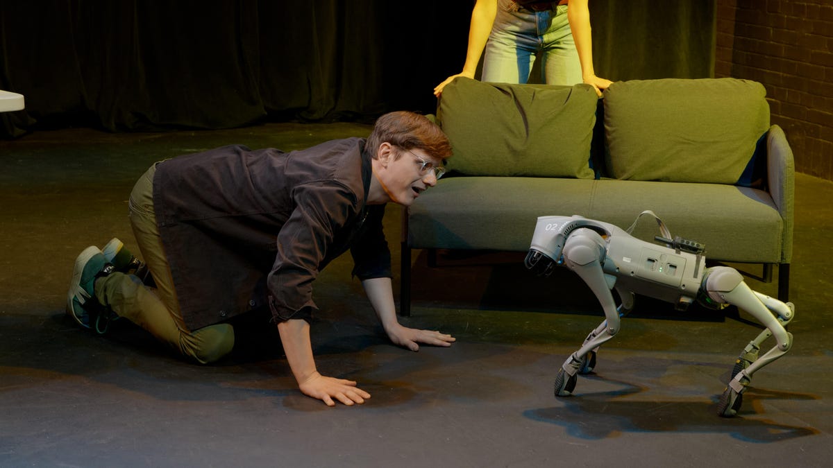 Este perro robot está haciendo su debut en el teatro fuera de Broadway
