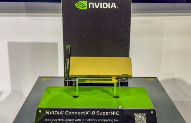 La forma de las cosas por venir? La tarjeta supernic súper rápida de 800gbps de Nvidia espía y esta conecta X-8 AIB se parece vagamente una GPU