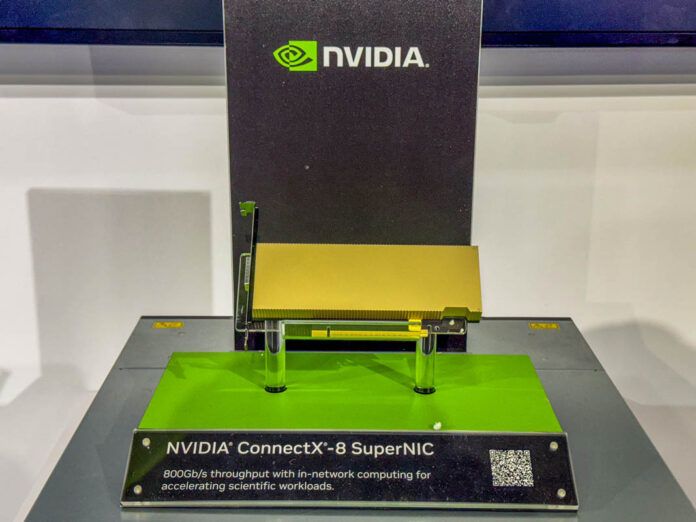 La forma de las cosas por venir? La tarjeta supernic súper rápida de 800gbps de Nvidia espía y esta conecta X-8 AIB se parece vagamente una GPU