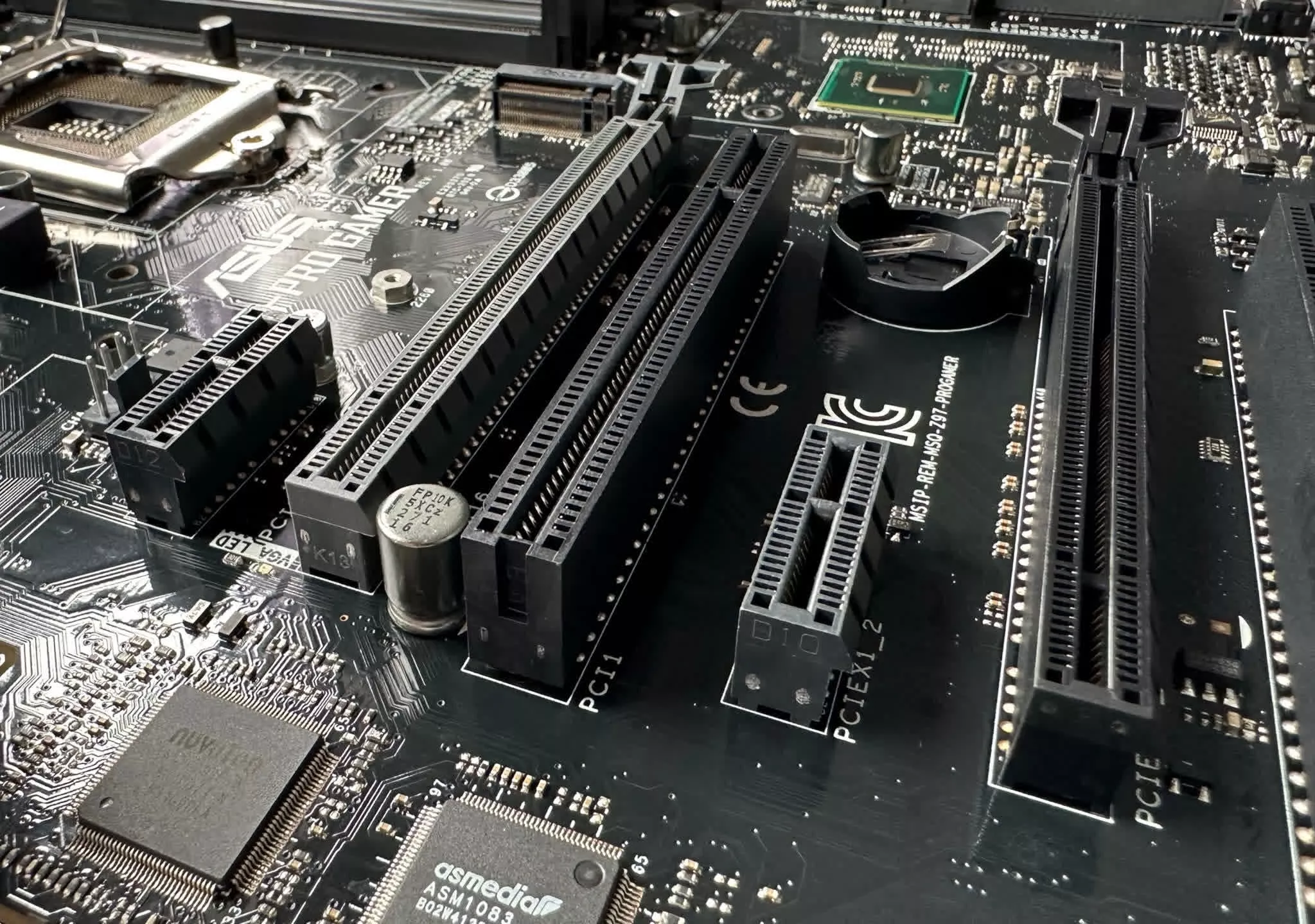 Demo de Micron y Astera First PCIe 6.0 SSD, entregando velocidades de lectura secuenciales de 27 Gbps