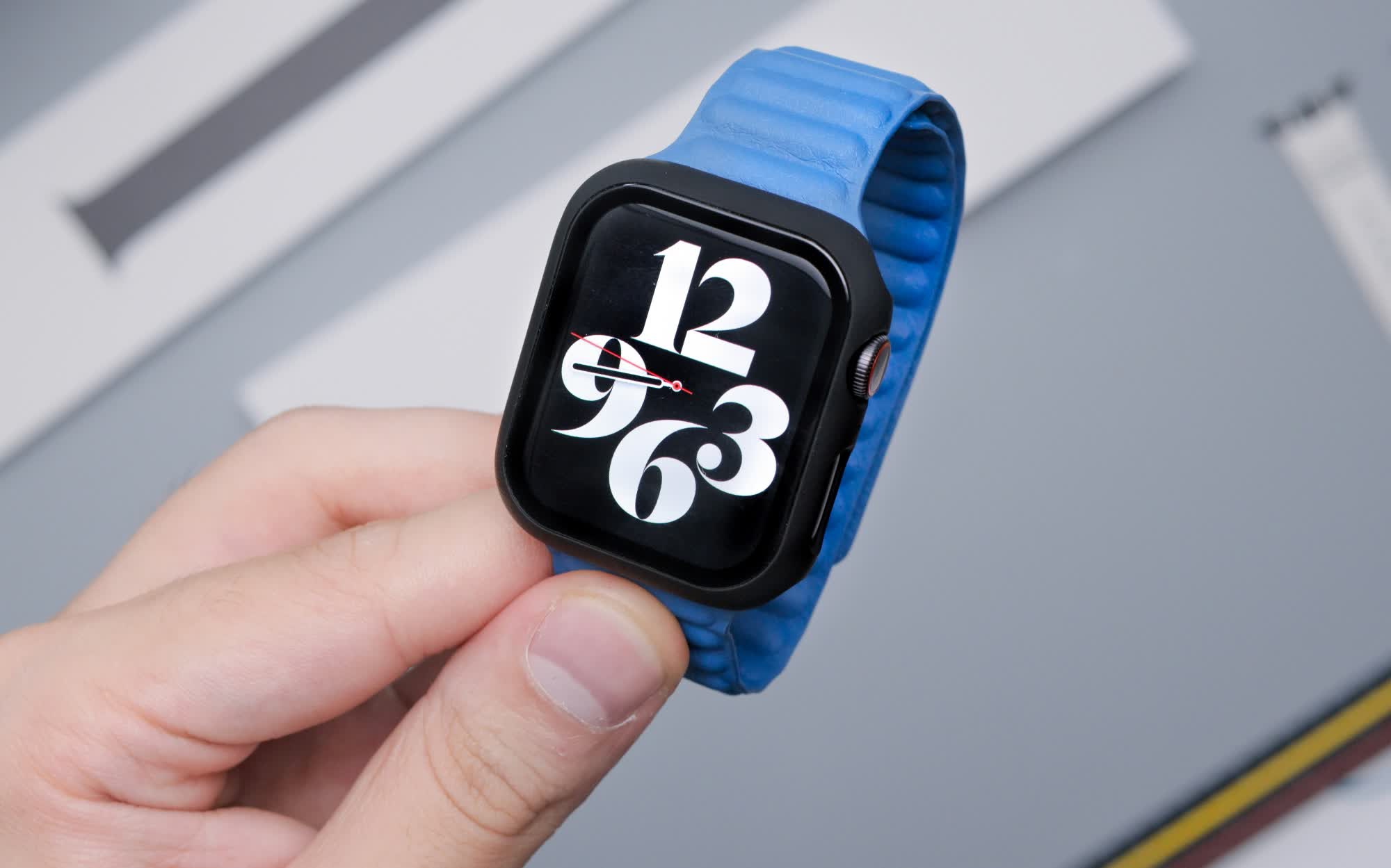 Los envíos globales de relojes inteligentes cayeron un 7% en 2024, marcando el primer declive anual