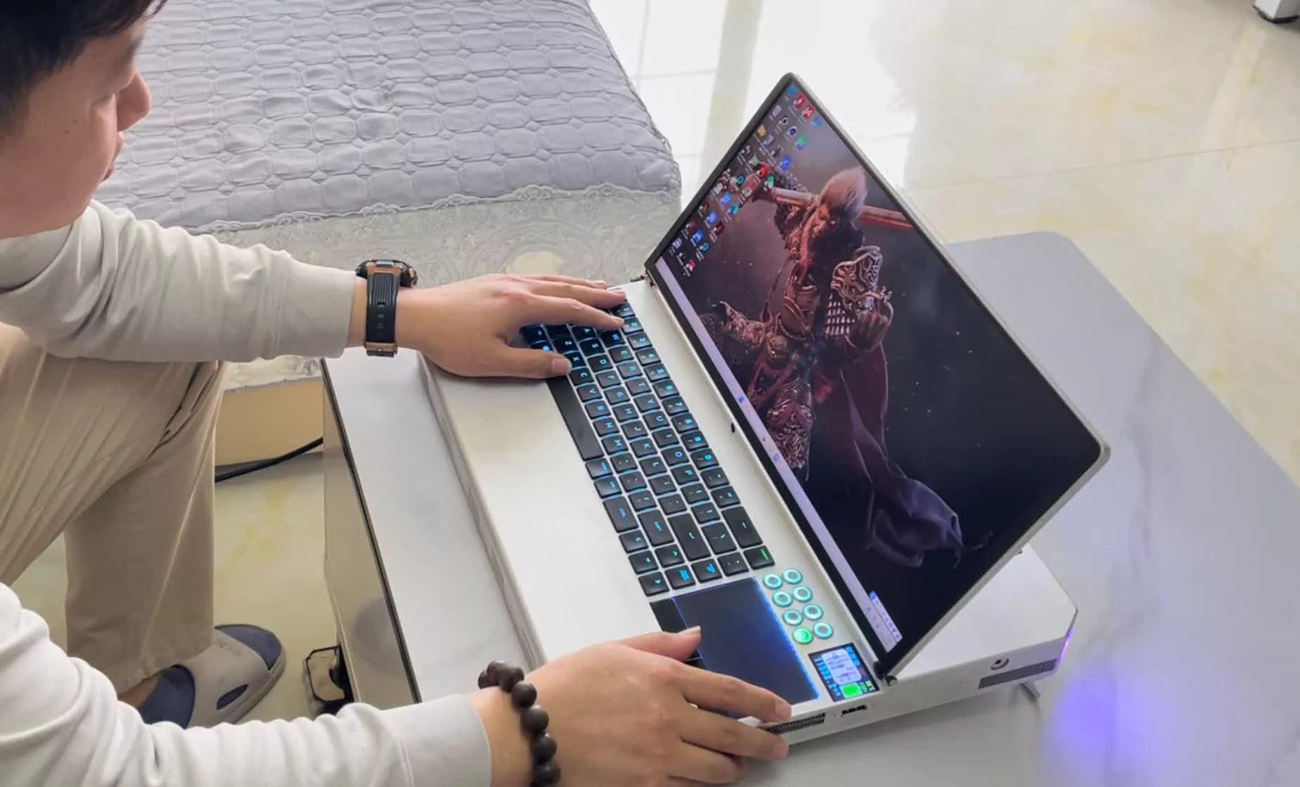 La computadora portátil de juegos cocinado a agua es de 5 kg considerable, pero puede manejar la CPU Ryzen 9950x3d, RTX 5090 Graphics Card
