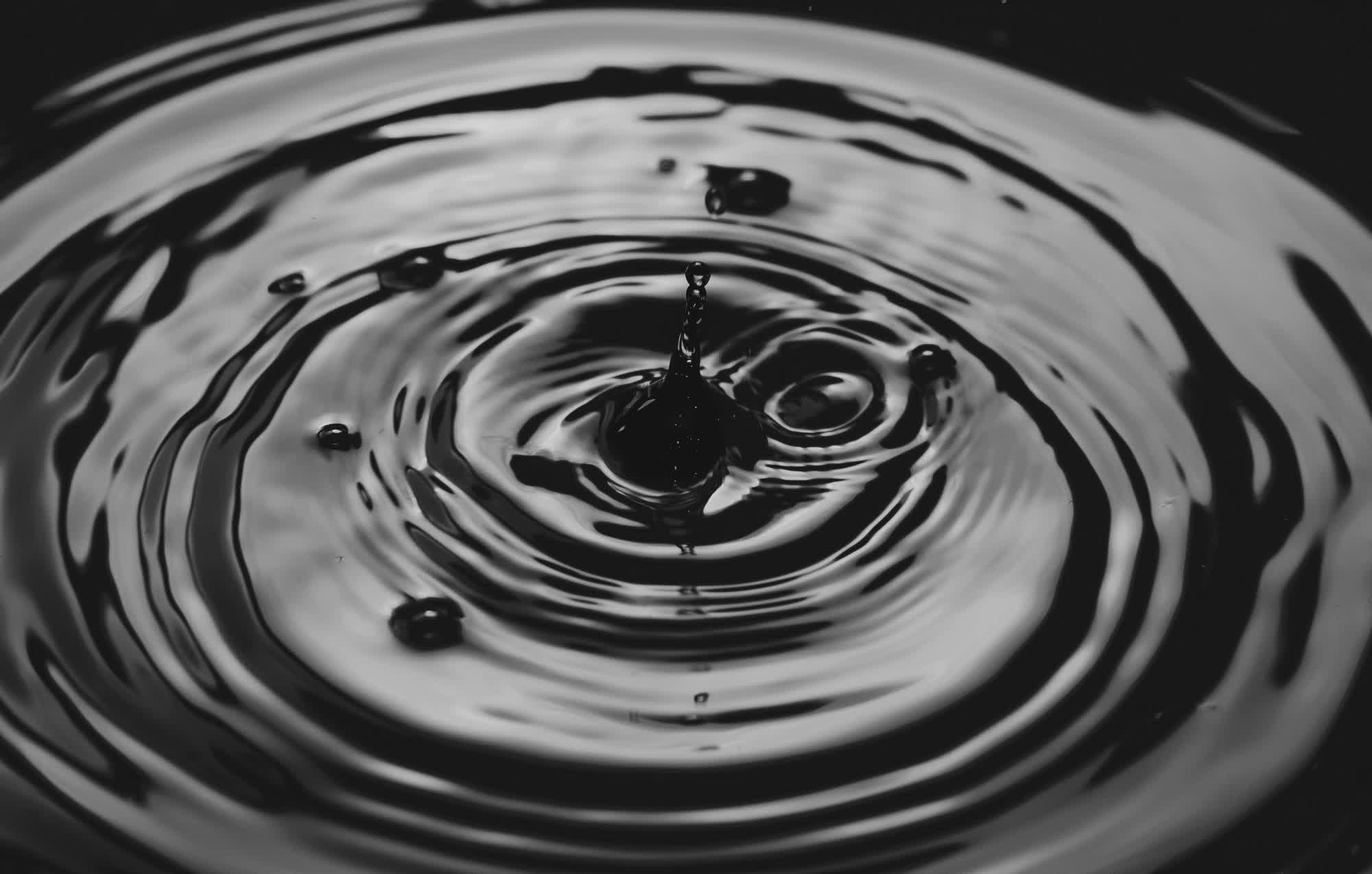 La técnica de flexión de agua puede guiar objetos flotantes con notable precisión