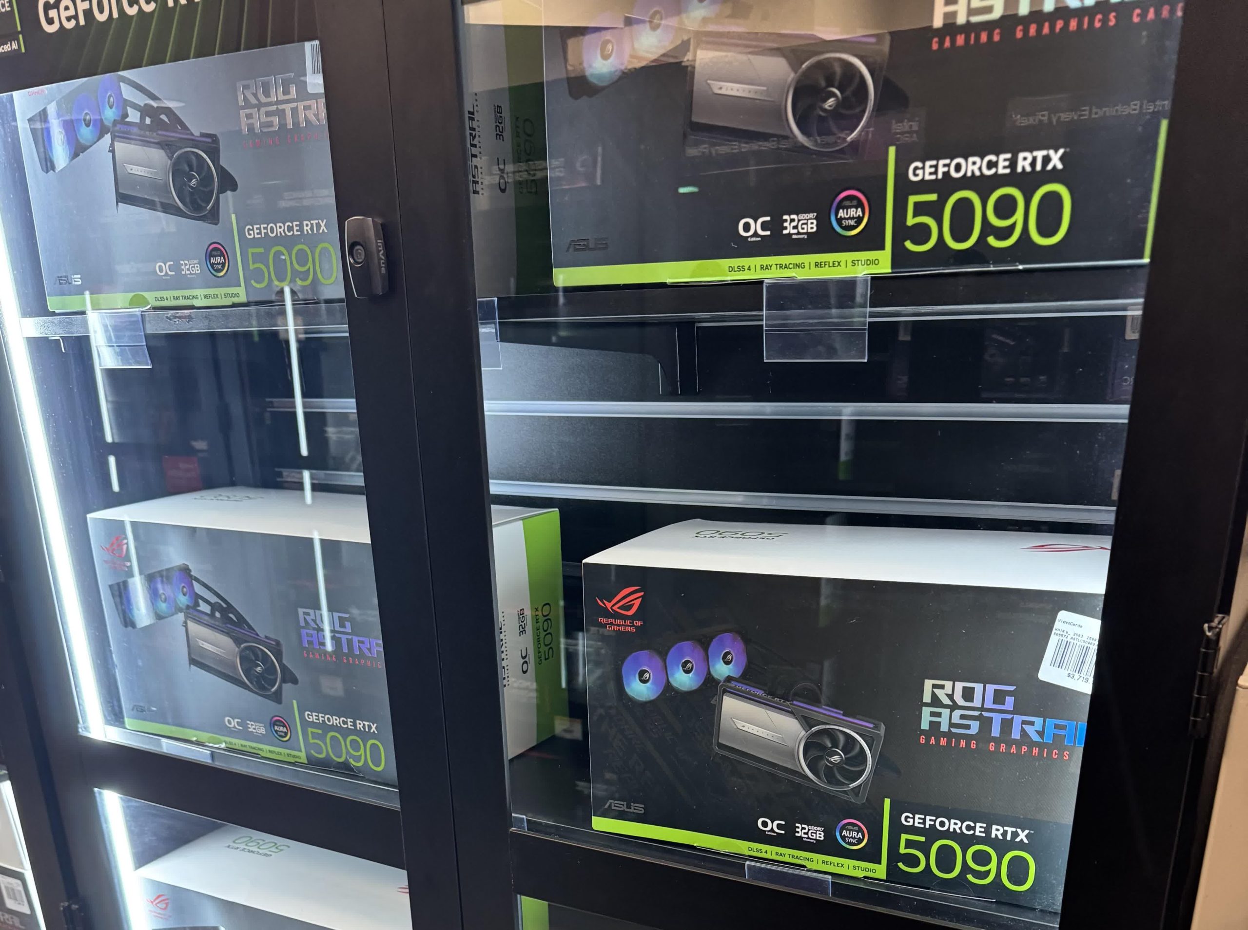 ASUS $ 3,700 tarjetas RTX 5090 Llegan a Micro Center Store, vende de inmediato