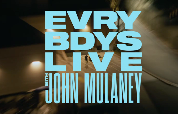 Hay un trailer apropiadamente ridículo para el programa de entrevistas en vivo de John Mulaney en vivo