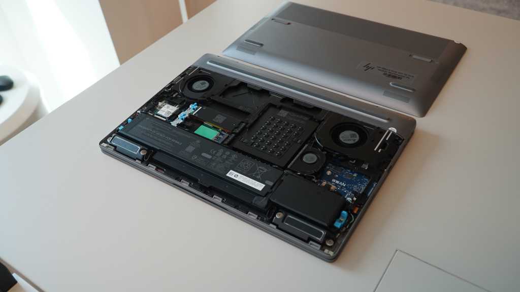 El enorme ZBook Fury G1i de HP la computadora portátil tiene 4 ranuras DIMM y M.2