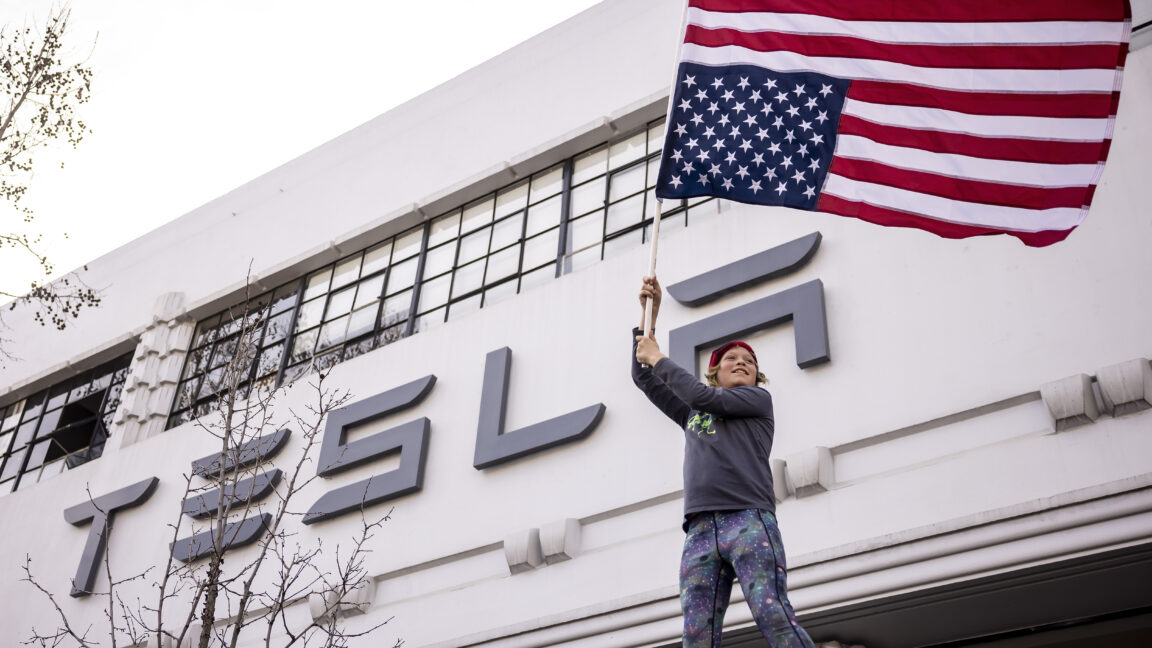 Protestas, ventanas rotas, incluso incendio provocado: el problema masivo de elon de Tesla