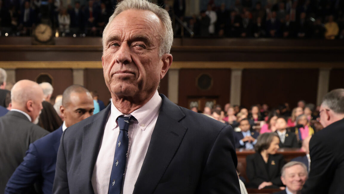 RFK Jr. prohibió a los demócratas registrados de ser asesores de vacunas, dice la demanda