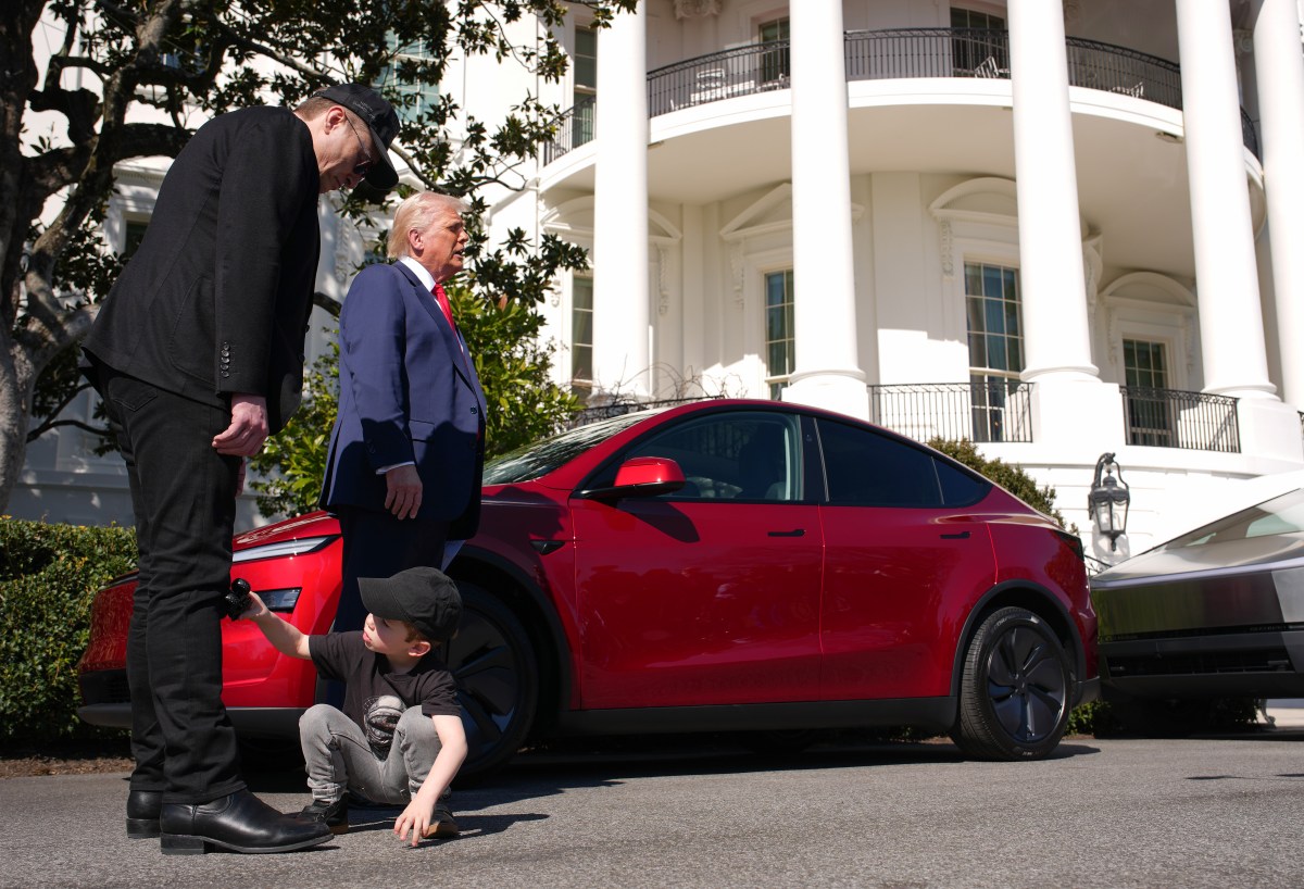 Trump dice que etiquetará la violencia contra Tesla como terrorismo doméstico