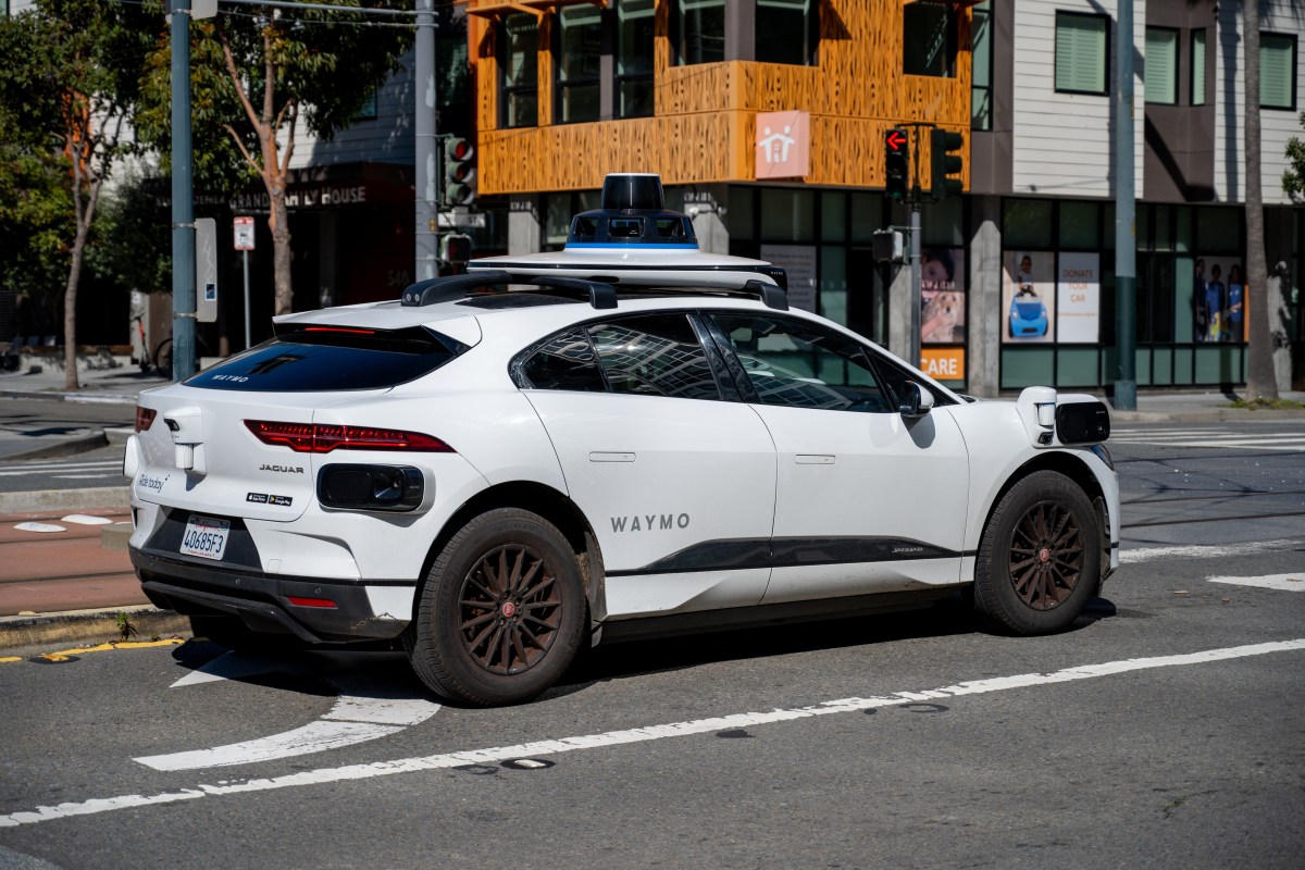 Waymo recuerda 1.200 robotaxis después de colisiones de baja velocidad con puertas y cadenas