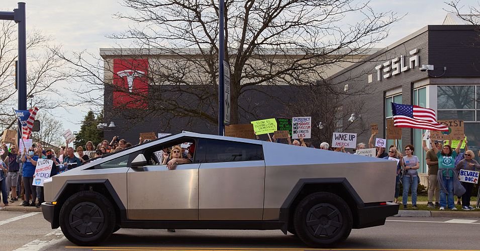 Los orgullosos niños y milicias vienen en defensa de Tesla
