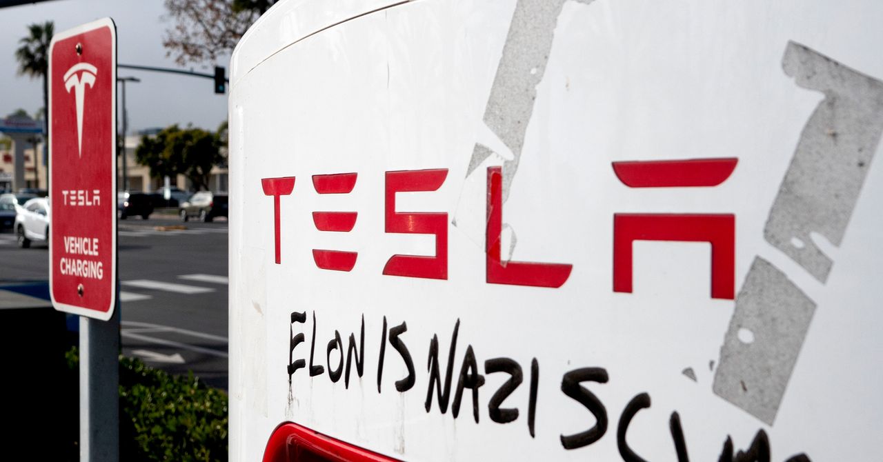 El FBI está investigando los ataques contra Tesla como «terrorismo doméstico». He aquí por qué eso importa