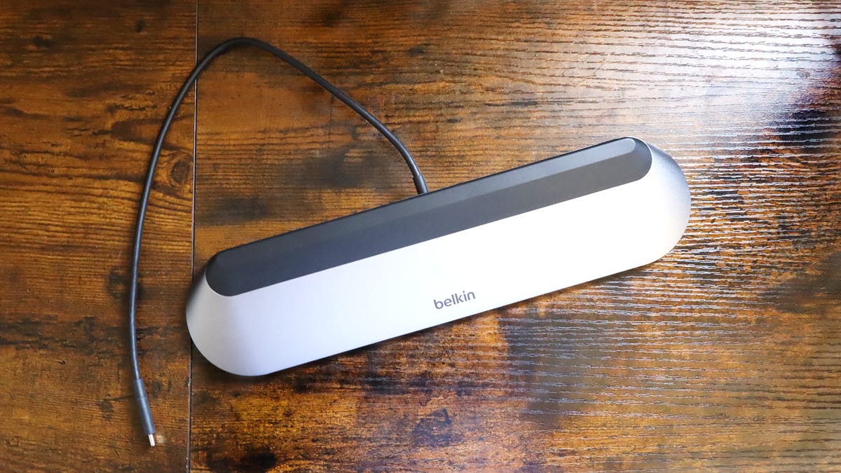 Este accesorio para computadoras portátiles económico es mi arma secreta contra escritorios desordenados (y son $ 20 de descuento)