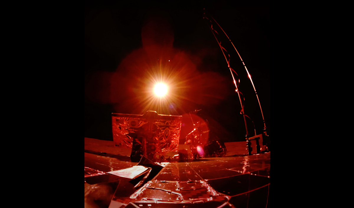 Ver el terreno fantasma azul de Firefly bañado en rojo durante el eclipse solar capturado de la luna