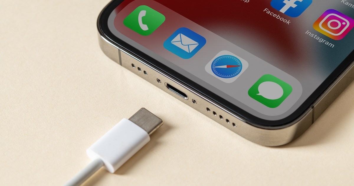 Por qué no deberías dejar tu celular conectado a la corriente