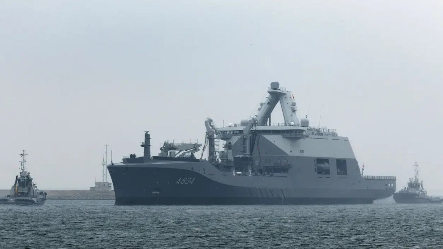 Women Naval ofrece el CSS de RNN los héroes