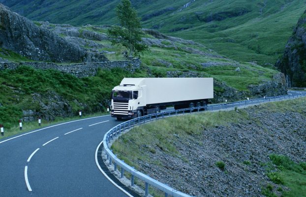 ¿Por qué los semi-camiones son tan lentos en la carretera? Limitaciones de velocidad, explicó