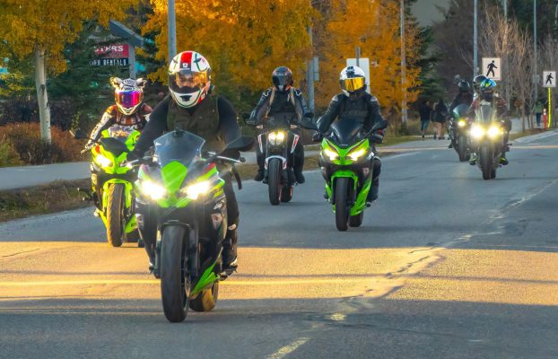 ¿Qué significa cuando un motociclista pone su mano izquierda con la palma hacia adelante?