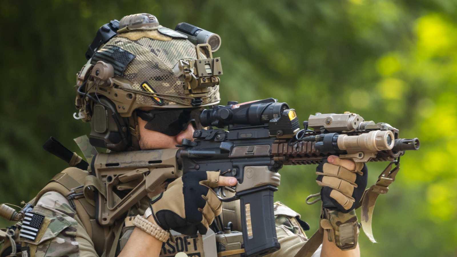 La razón táctica por la cual el personal militar usa relojes dentro de sus muñecas