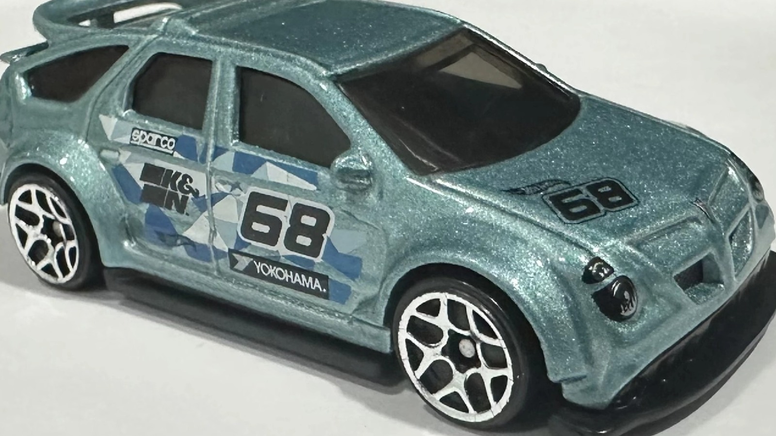 Las ruedas calientes Pontiac Aztek tienen un huevo de Pascua de ruptura escondida en el baúl