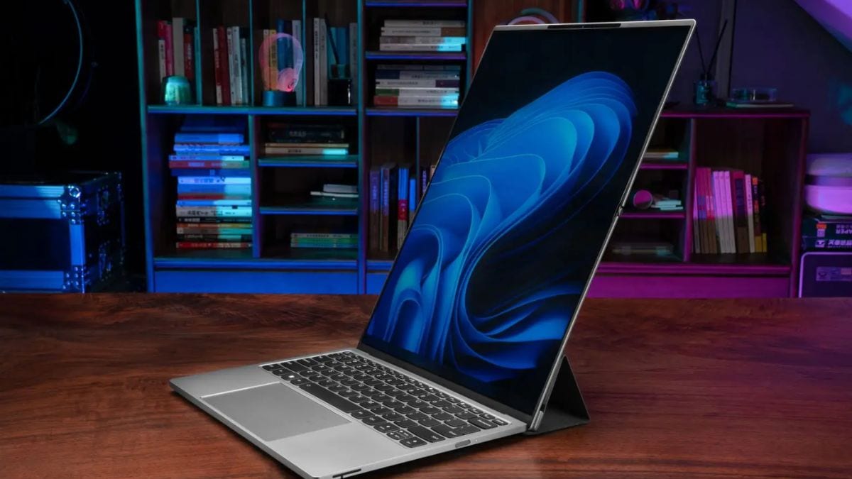Lenovo Thinkbook «CodeName Flip» AI PC Concept con una pantalla plegable que se muestra en MWC 2025